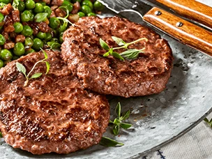 Hamburgueres-grelhados-com-salada-de-ervilhas